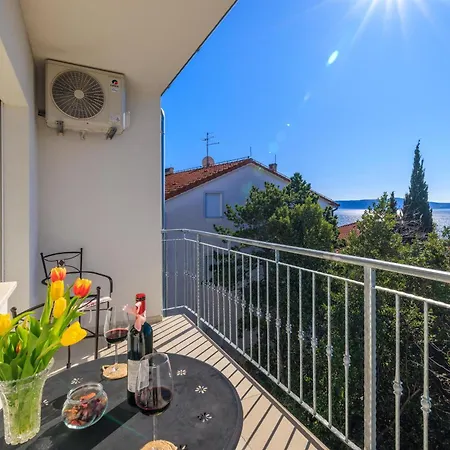 Iva Apartman *