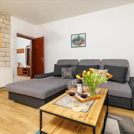 Iva Apartman *