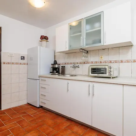 Iva Apartman *