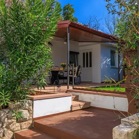 Iva Apartman *