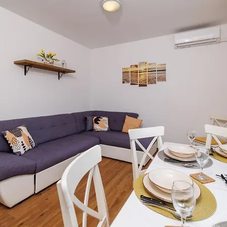 Iva Apartament *